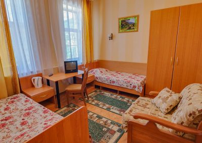 Четырехместный двухкомнатный номер в санатории Горячий ключ в городе Пятигорске - фотография