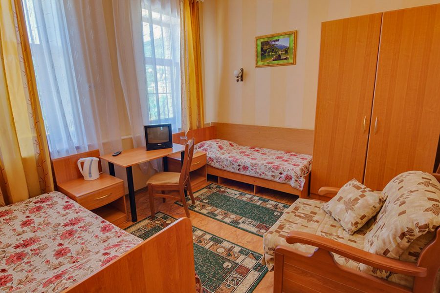 Четырехместный двухкомнатный номер в санатории Горячий ключ в городе Пятигорске - фотография