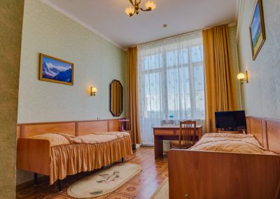 Четырехместный двухкомнатный номер в санатории Горячий ключ в городе Пятигорске - фотография