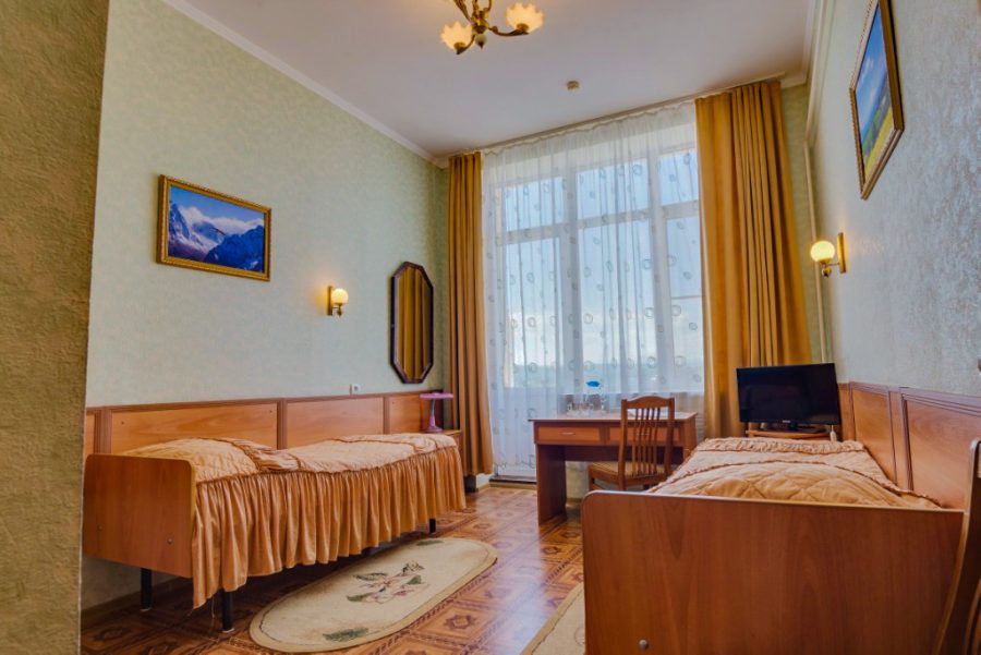 Четырехместный двухкомнатный номер в санатории Горячий ключ в городе Пятигорске - фотография