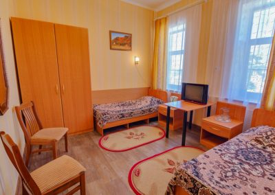 Четырехместный двухкомнатный номер в санатории Горячий ключ в городе Пятигорске - фотография