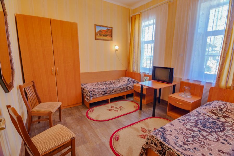Четырехместный двухкомнатный номер в санатории Горячий ключ в городе Пятигорске - фотография