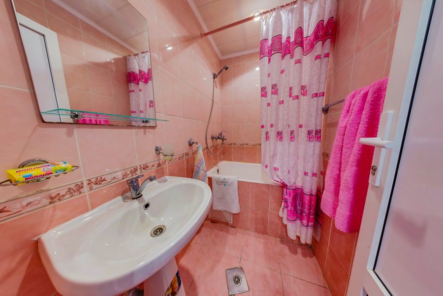 Четырехместный двухкомнатный номер в санатории Горячий ключ в городе Пятигорске - фотография