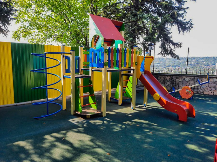 Детская площадка в санатории Горячий ключ в городе Пятигорске - фотография
