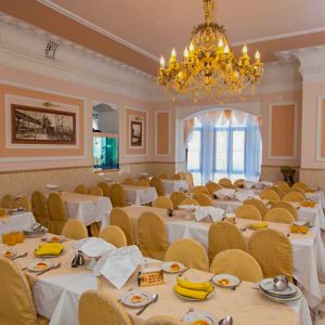 Обеденный зал в санатории Горячий ключ в городе Пятигорске - фотография