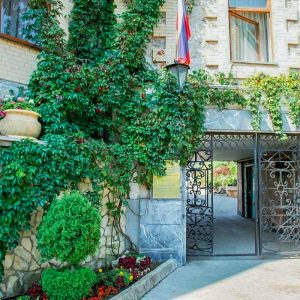 Территория в санатории Горячий ключ в городе Пятигорске - фотография