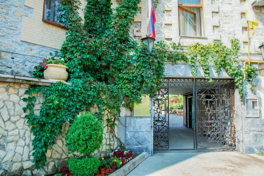 Территория в санатории Горячий ключ в городе Пятигорске - фотография