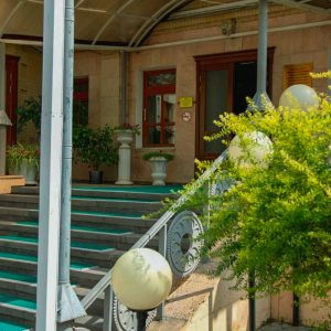 Вход в корпус в санатории Горячий ключ в городе Пятигорске - фотография