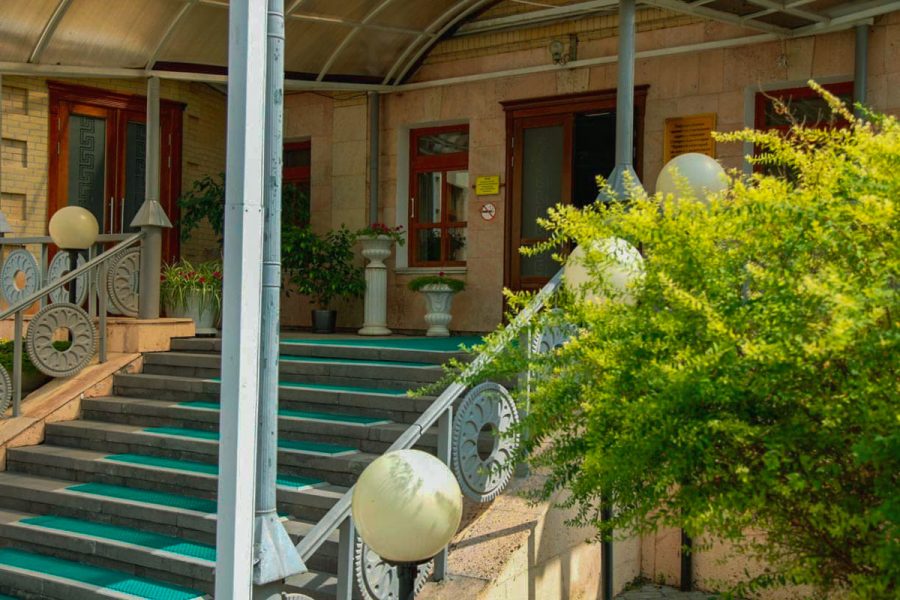 Вход в корпус в санатории Горячий ключ в городе Пятигорске - фотография