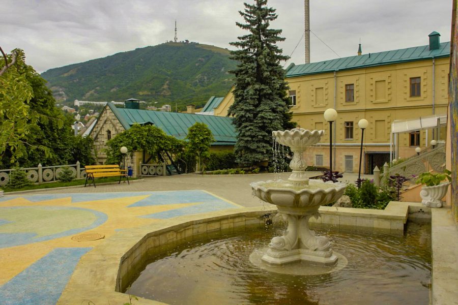 Территория в санатории Горячий ключ в городе Пятигорске - фотография